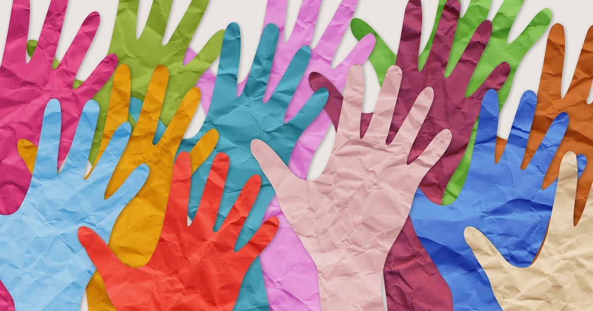カラフルな紙でできた手形、ダイバーシティのイメージ