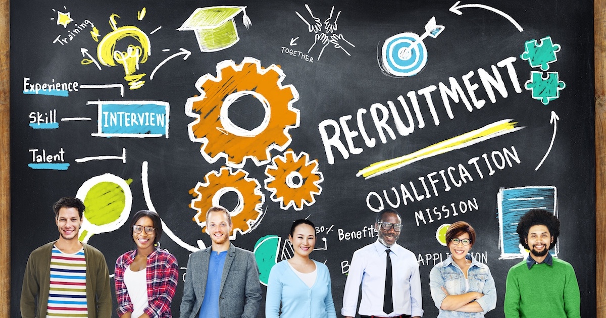 多国籍の人物が採用について考えるイメージ