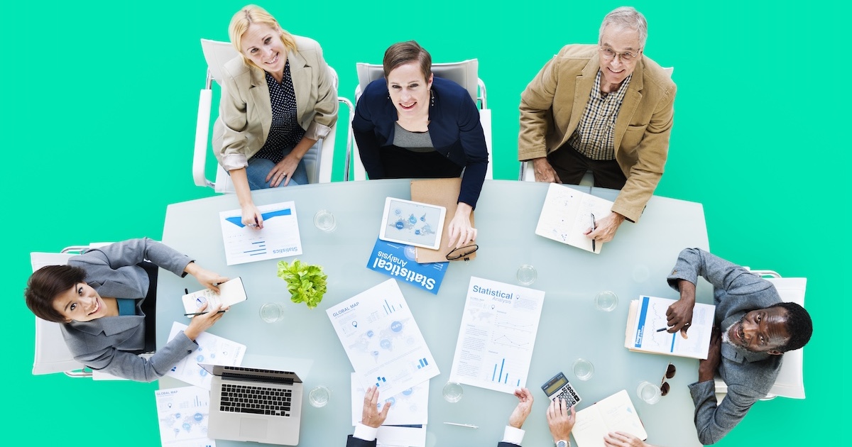 多国籍なメンバーでミーティング