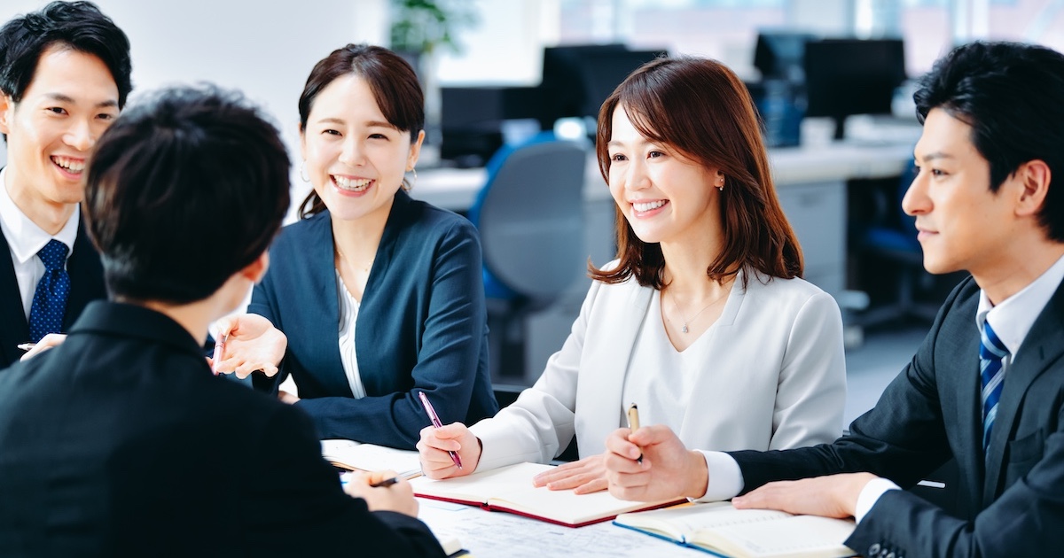 チームで話し合うビジネスパーソン