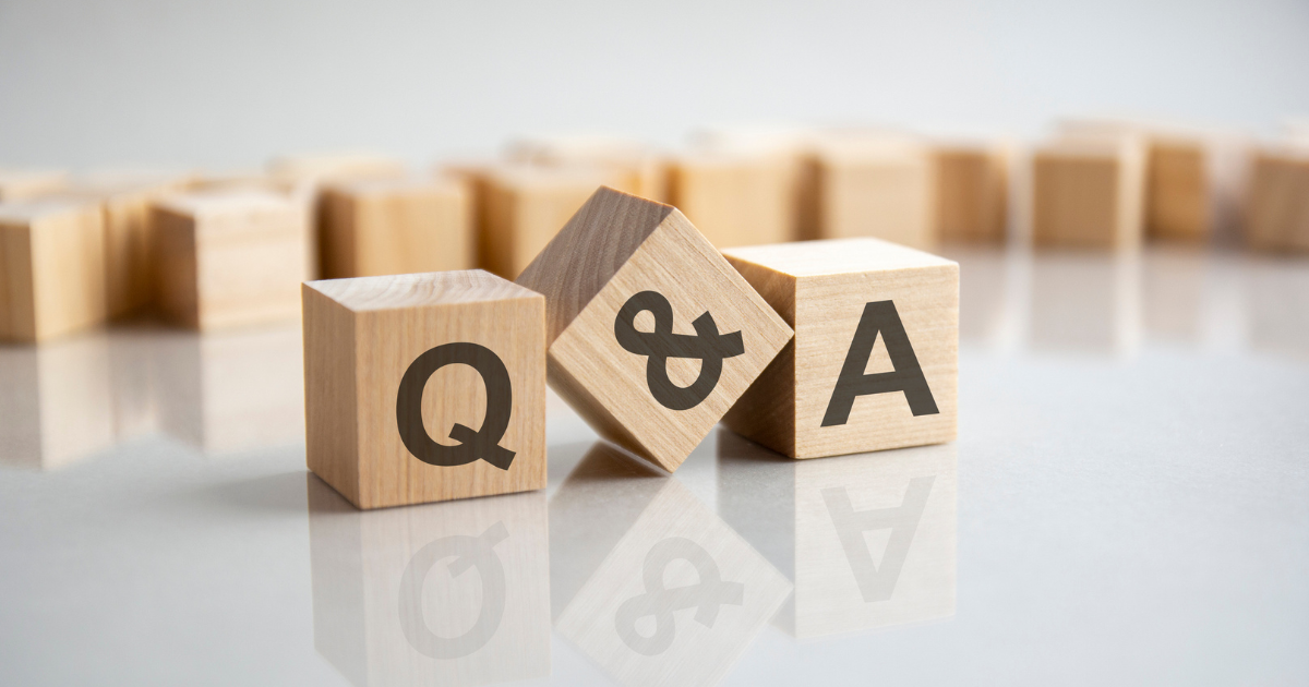 「Q&A」と書かれた木製キューブが並んでいる様子