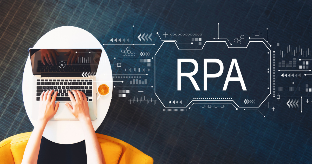 ノートPCを操作する手元と、背景に浮かぶ「RPA」の文字