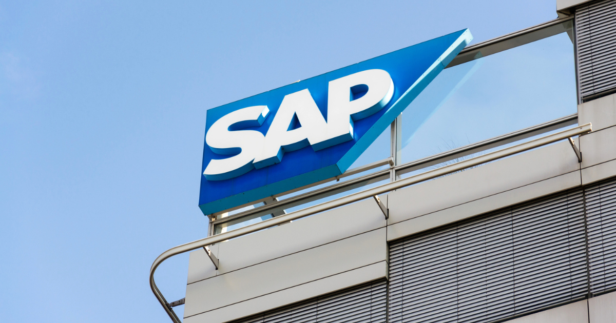 ビルの屋上に設置された青色の「SAP」ロゴ看板