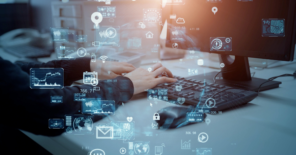 デスクでキーボードを打つ手元に、各種アイコンが重なって見える