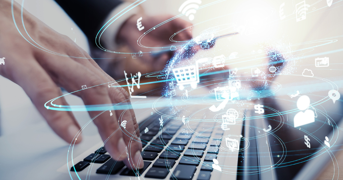 ノートPCのキーボードを入力する手元に、デジタルUIが重なる