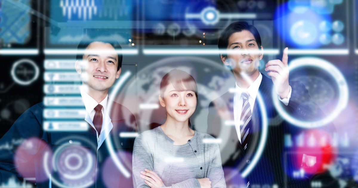 未来的なデジタル画面を背景に、ビジネスパーソンが立っている様子