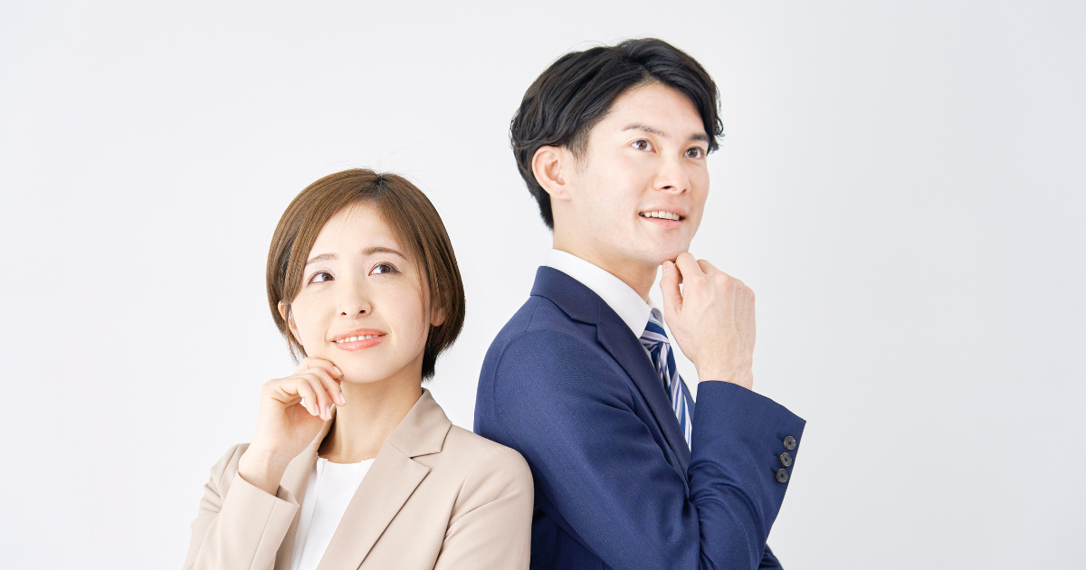 顎に手を当てて考え事をする男女のビジネスパーソン