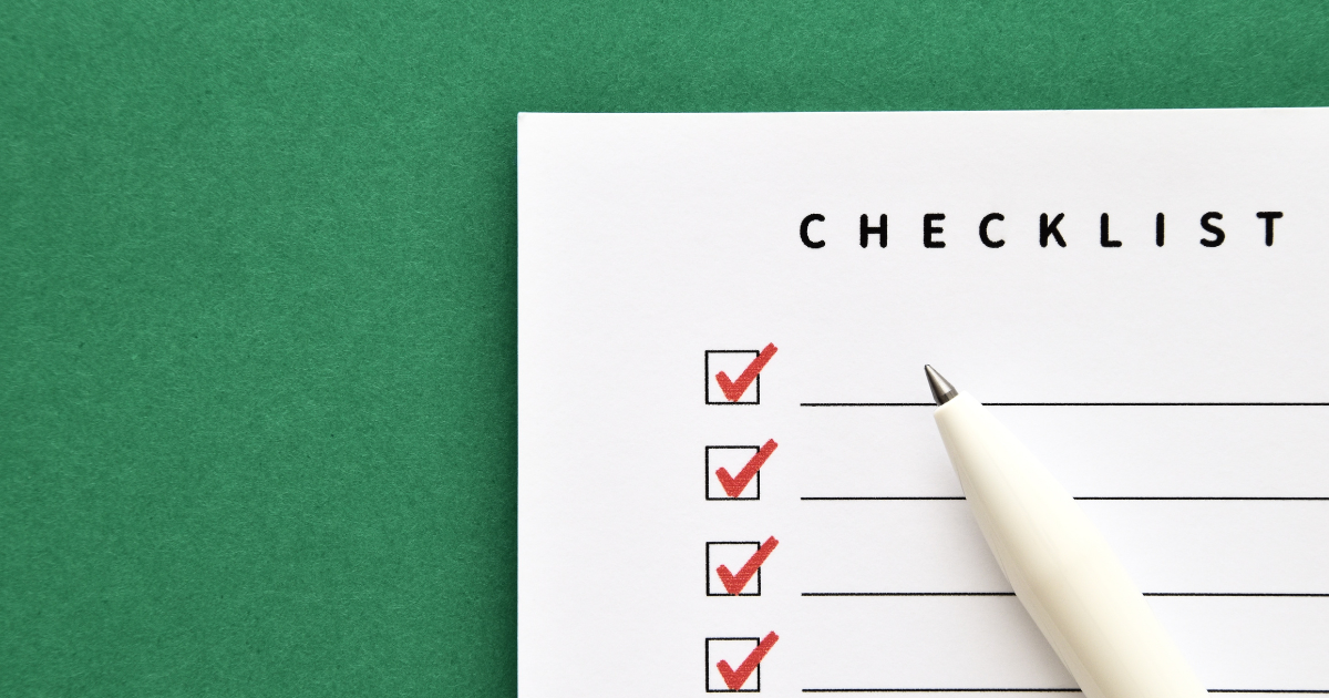 全ての項目にチェックが入ったチェックリストとペン
