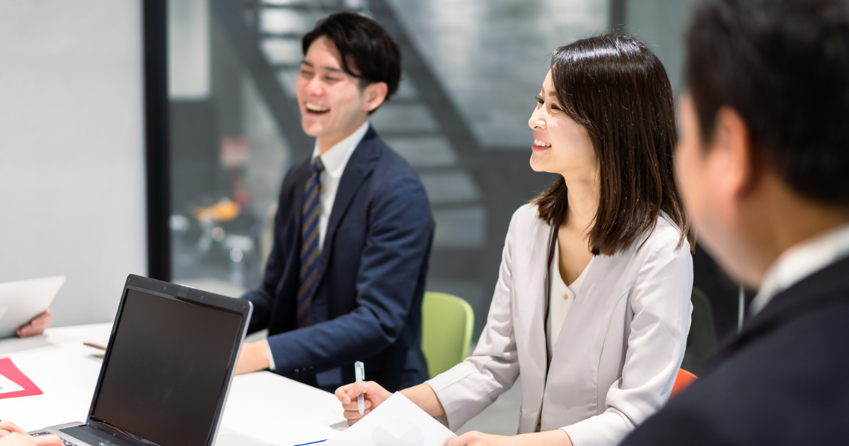 笑顔で和やかに談笑しながらミーティングをするチーム