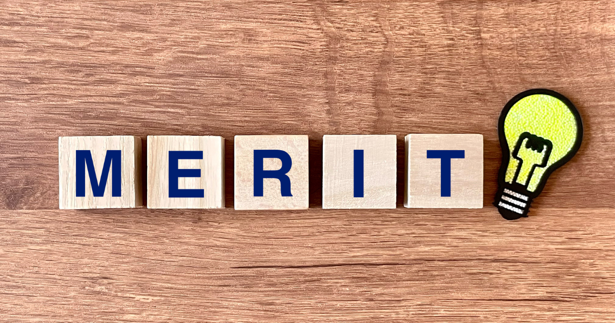 「MERIT」と書かれた木製ブロックと電球のイラスト