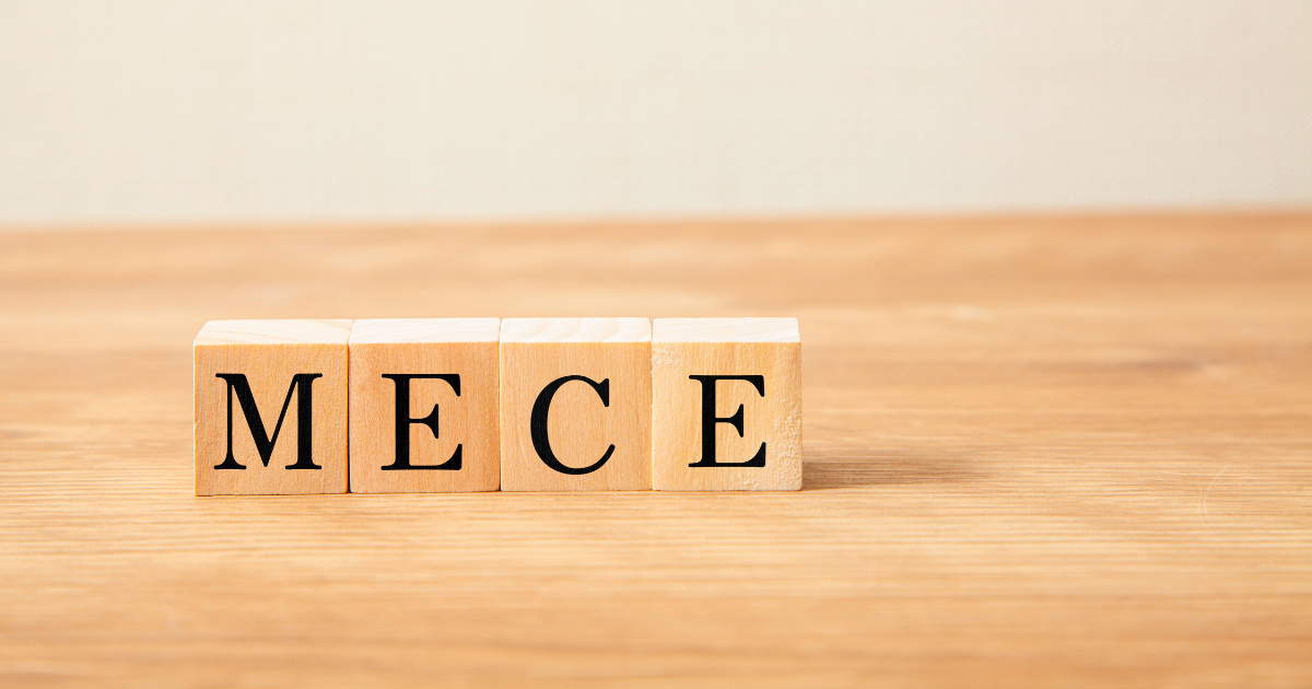 木のブロックで「MECE」と並べられた写真