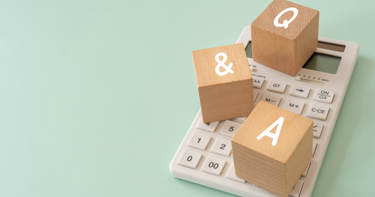 電卓の上に「Q&A」と書かれた積み木が乗っている様子