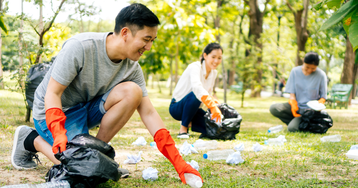 公園でゴミ拾いをしている人々