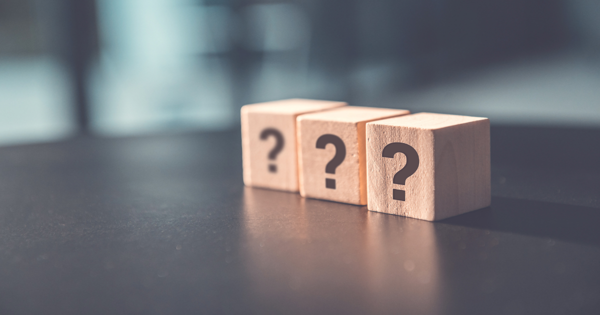 クエスチョンマークが描かれた3つの木製ブロック