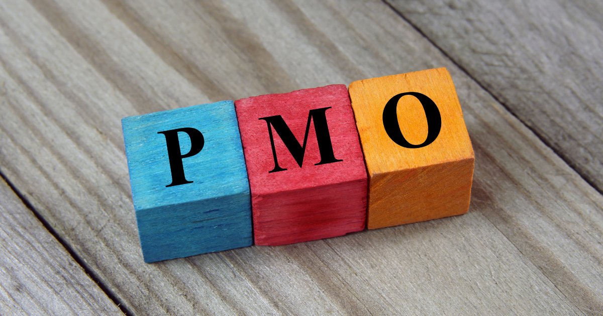 「PMO」と書かれた3つの木製ブロック