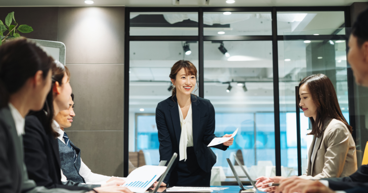 オフィスで会議をしている複数の男女