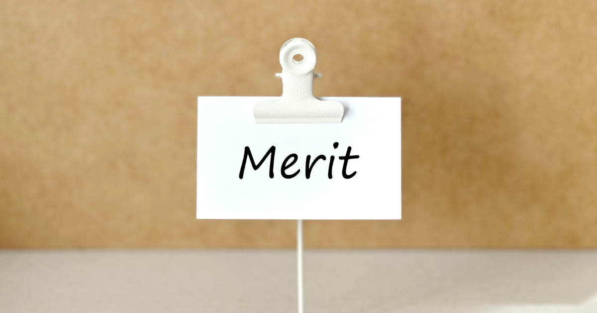「Merit」と書かれたメモカード