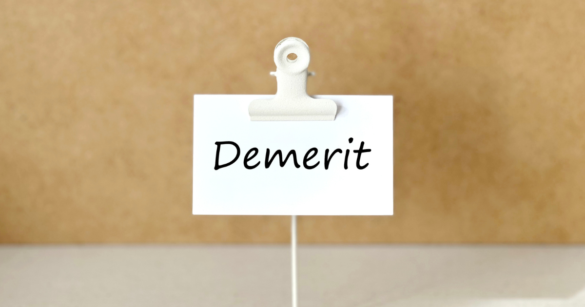 「Demerit」と書かれたメモカード