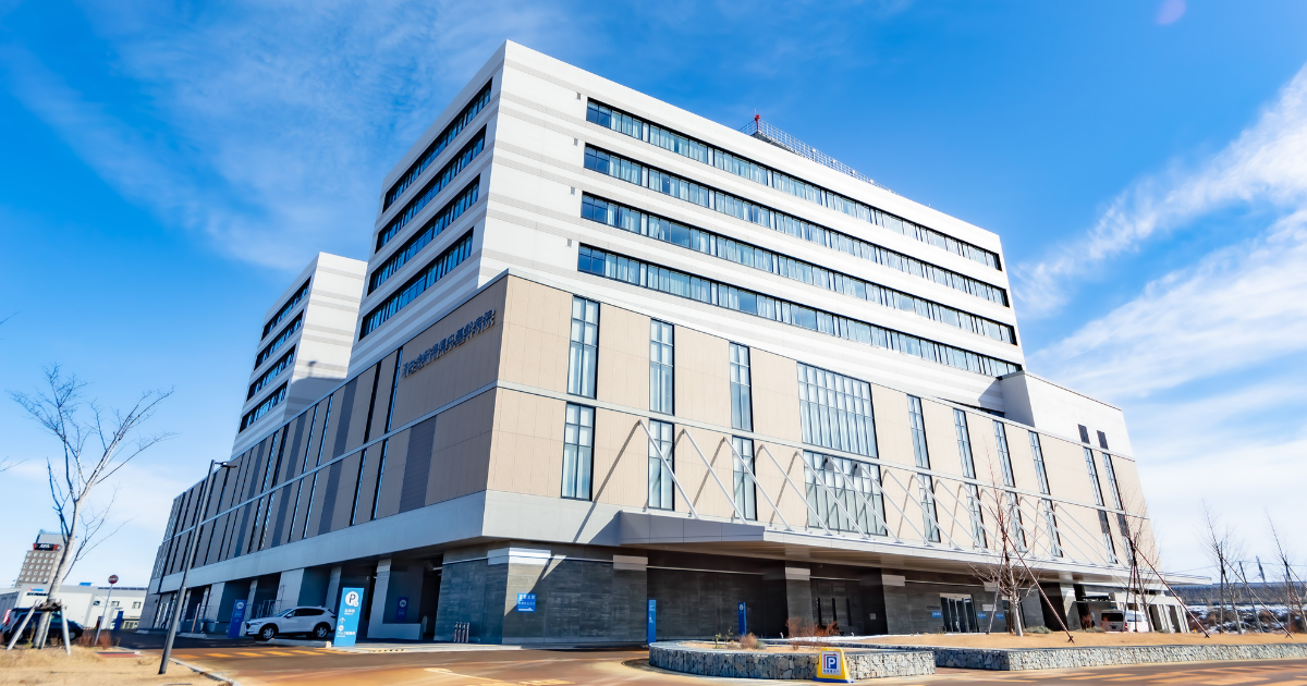 青空の下に建つ大型の病院