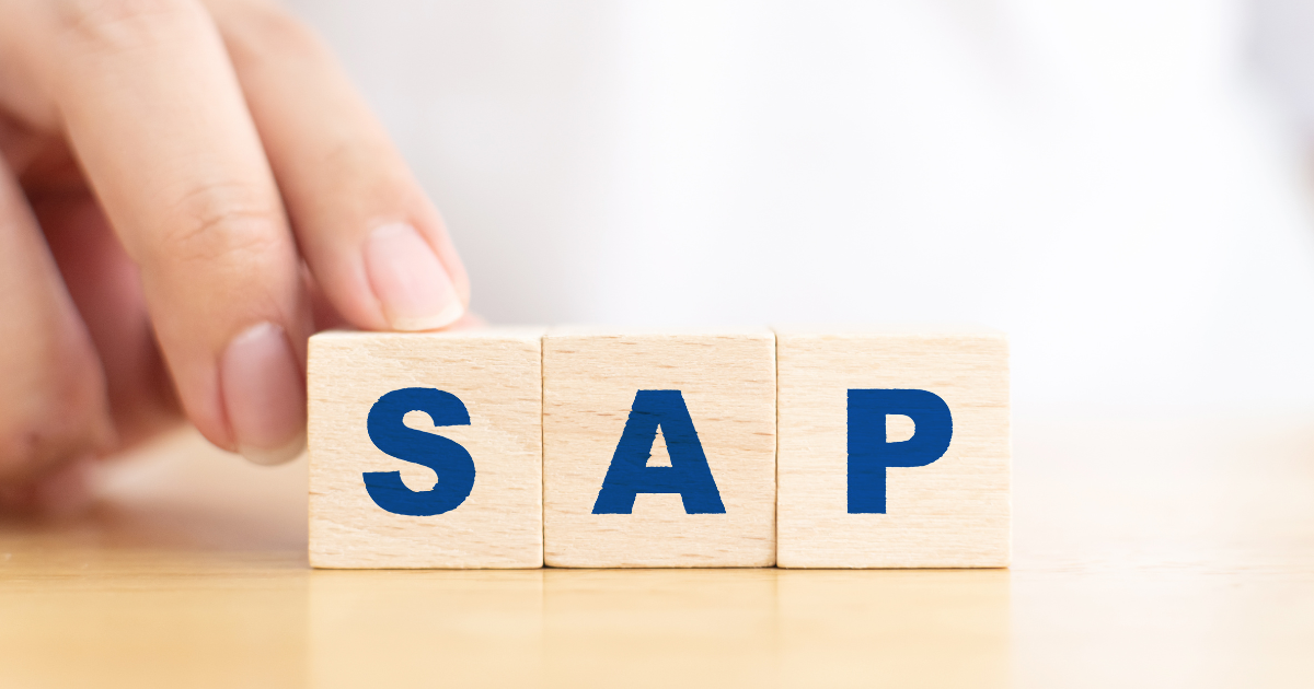 「S」「A」「P」とアルファベットが書かれた木製ブロックと手