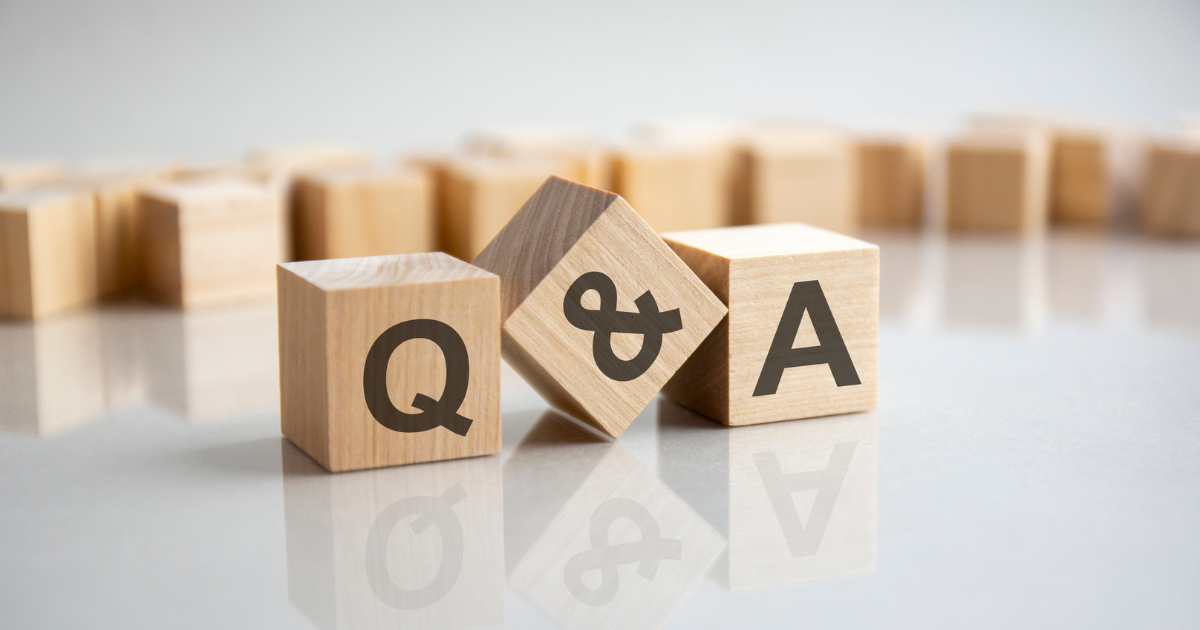 「Q」「&」「A」と書かれた3つの木製ブロック