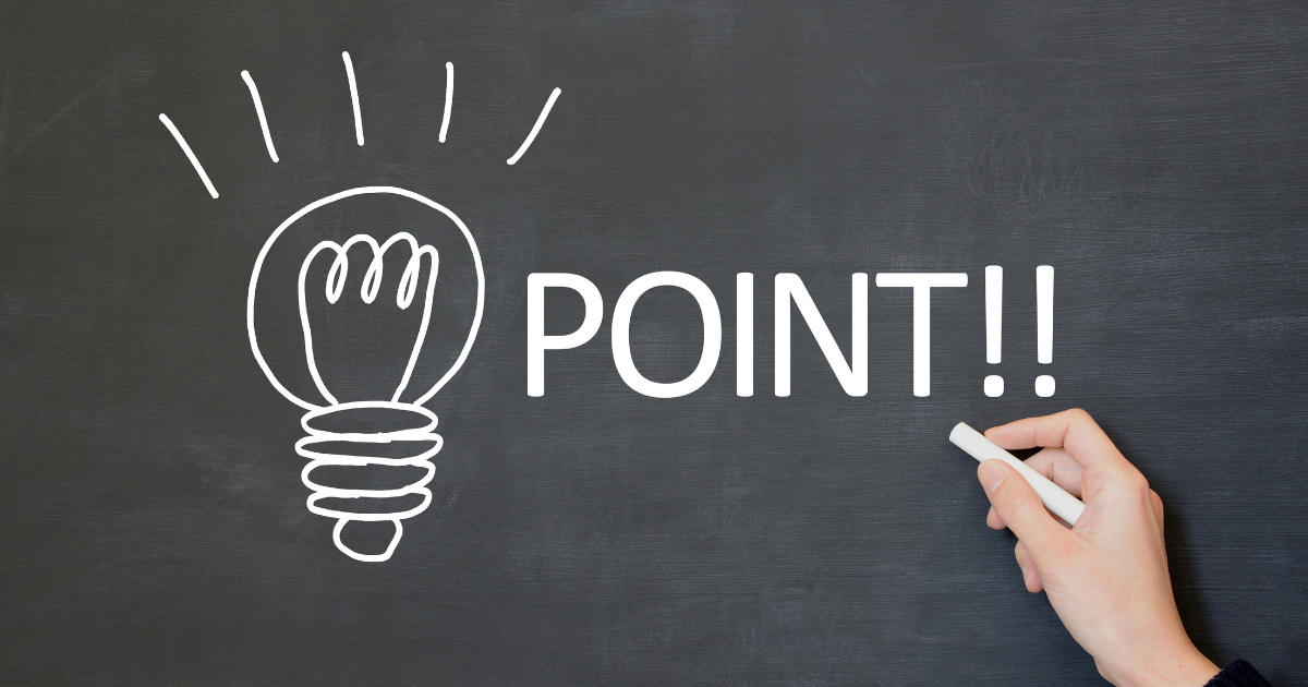 黒板にチョークで「POINT!!」と電球を描く手