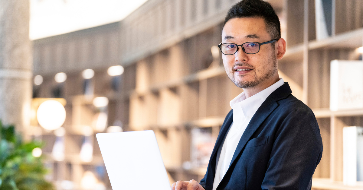 オフィスロビーでファイルを持つスーツ姿の男性