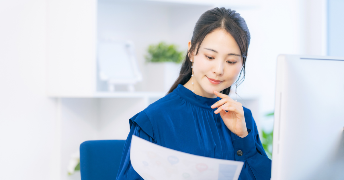 デスクで考え事をする女性