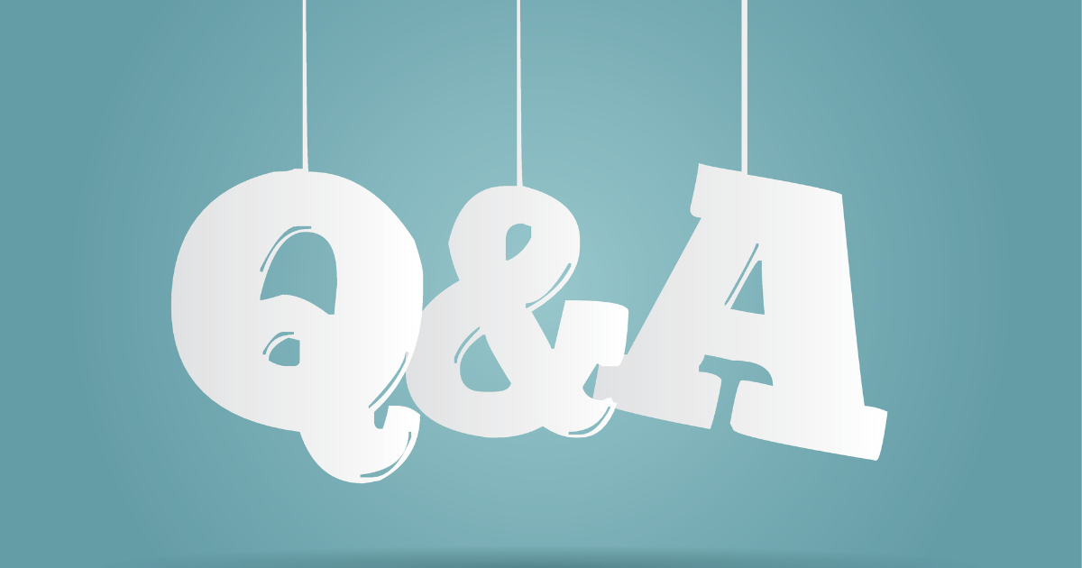 上から吊り下げられた「Q&A」の立体文字