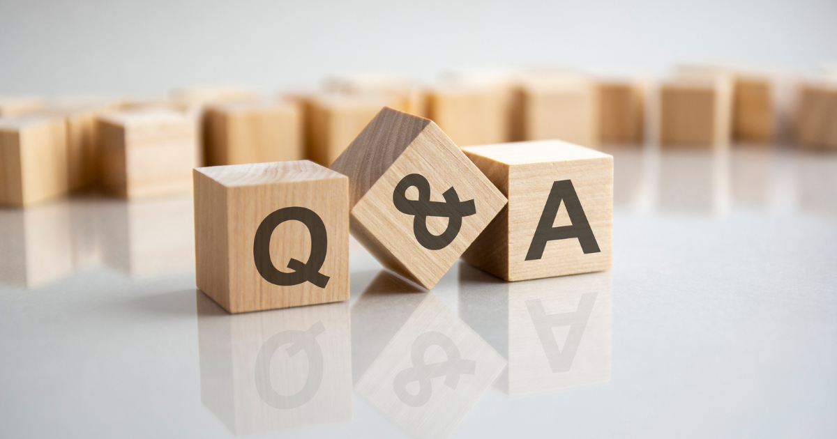 「Q&A」と書かれた木製のブロック